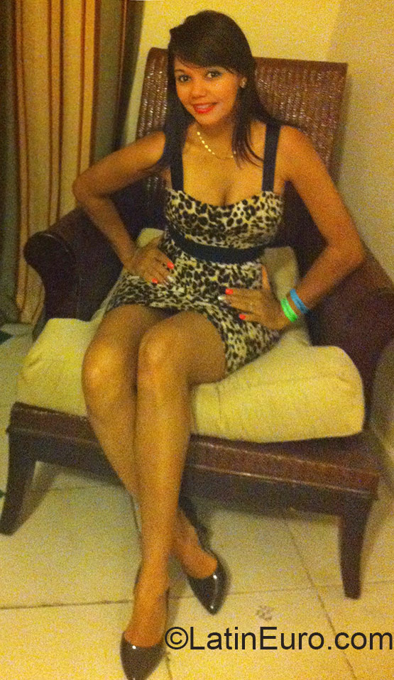 Date this nice looking Dominican Republic girl Esteph from Santo Domingo DO23999