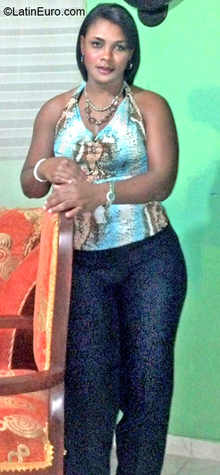 Date this sultry Dominican Republic girl Eva from Santo Domingo DO24335