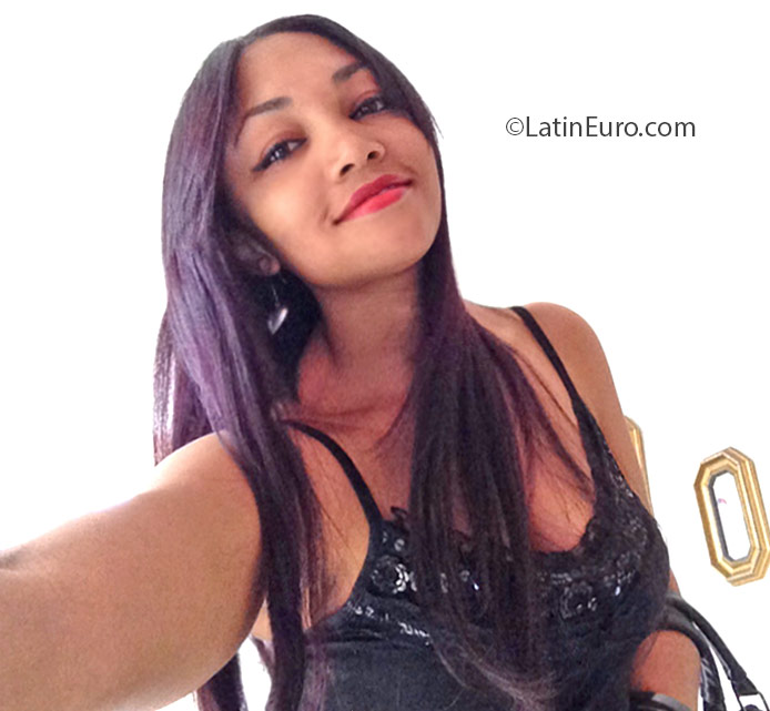 Date this nice looking Dominican Republic girl Yahairia from Santiago DO24891
