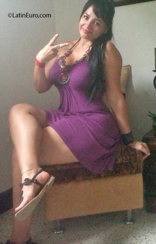 Date this exotic Colombia girl Genny from Cali CO18772