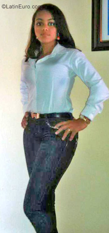 Date this stunning Dominican Republic girl Glenny from La Romana DO40303