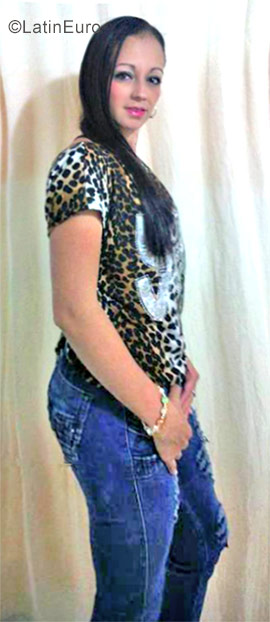 Date this voluptuous Colombia girl Zamara from Armenia CO21841
