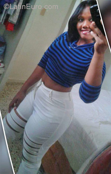 Date this happy Dominican Republic girl Katy from Santo Domingo DO29582