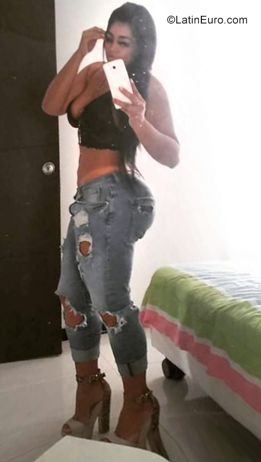 Date this attractive Colombia girl Paola from Cali CO22292