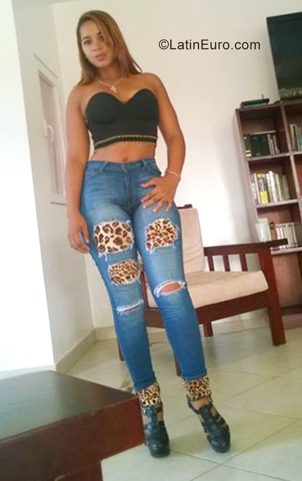 Date this nice looking Dominican Republic girl Esmarlin from Santiago DO30469