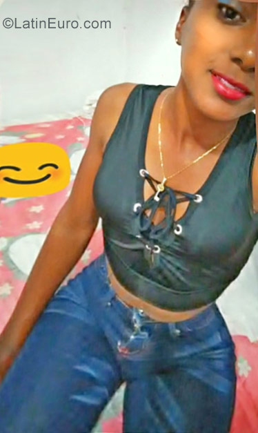 Date this nice looking Dominican Republic girl Estephani from Santo Domingo DO30537