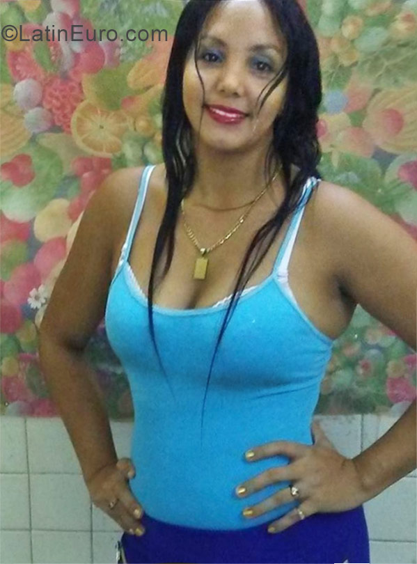 Date this stunning Cuba girl Cristal from Havana CU142