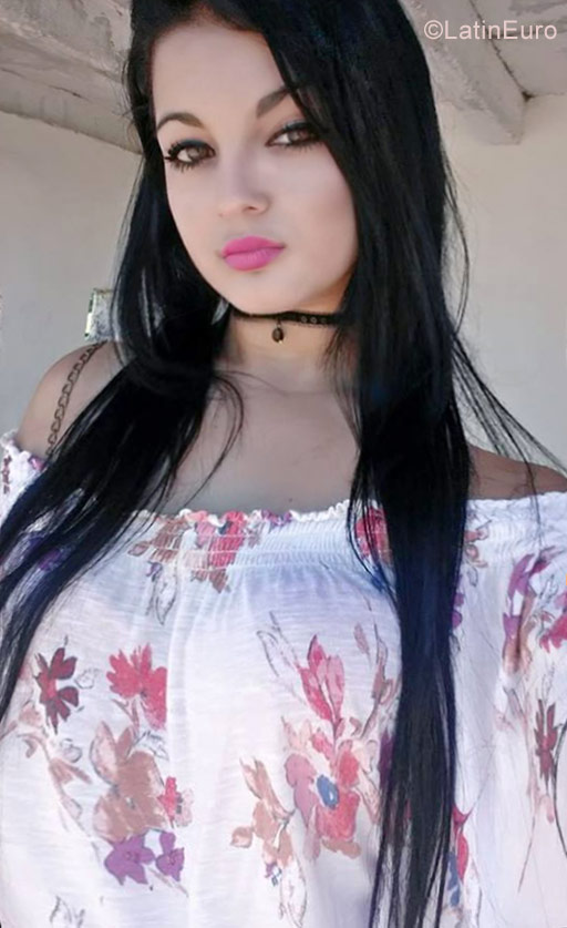 Date this athletic Cuba girl Silvia from Holguin CU146
