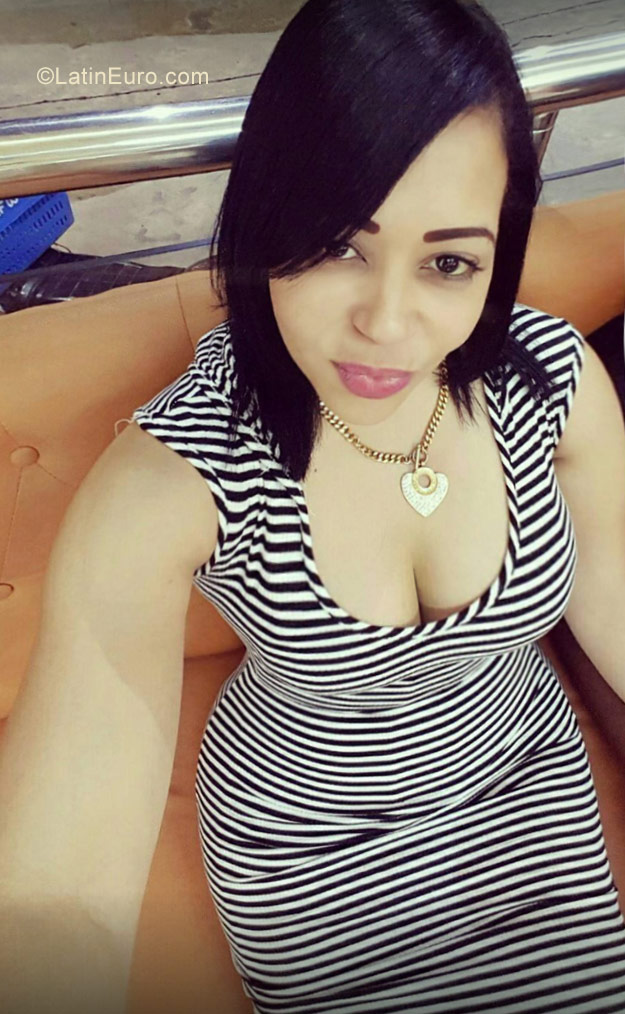 Date this hot Dominican Republic girl Amelia from Santo Domingo DO30867