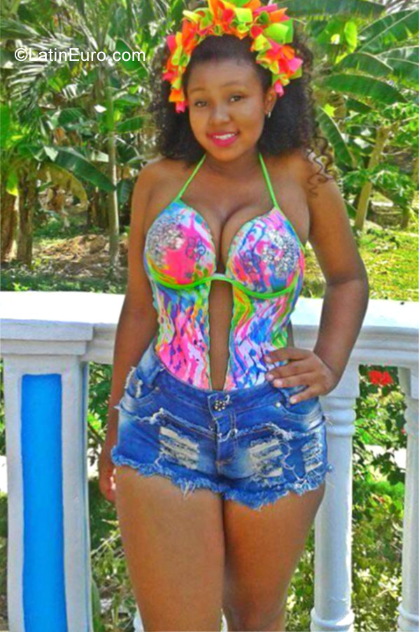 Date this tall Colombia girl Angie from Cartagena CO22867
