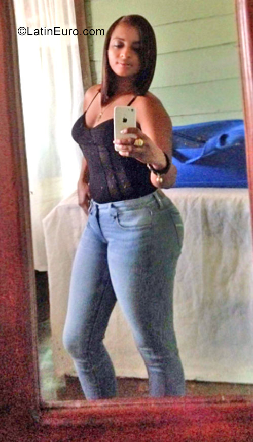 Date this georgeous Dominican Republic girl Fernanda from Santiago DO30896
