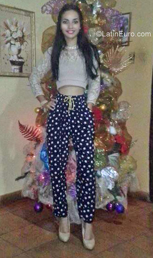Date this georgeous Venezuela girl Adriana from Maracaibo VE1190