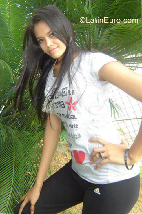 Date this pretty Venezuela girl Nacarie from Anzoategui VE1219