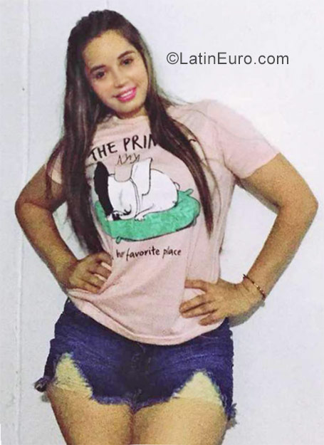 Date this attractive Colombia girl Estefania from Barranquilla CO23175
