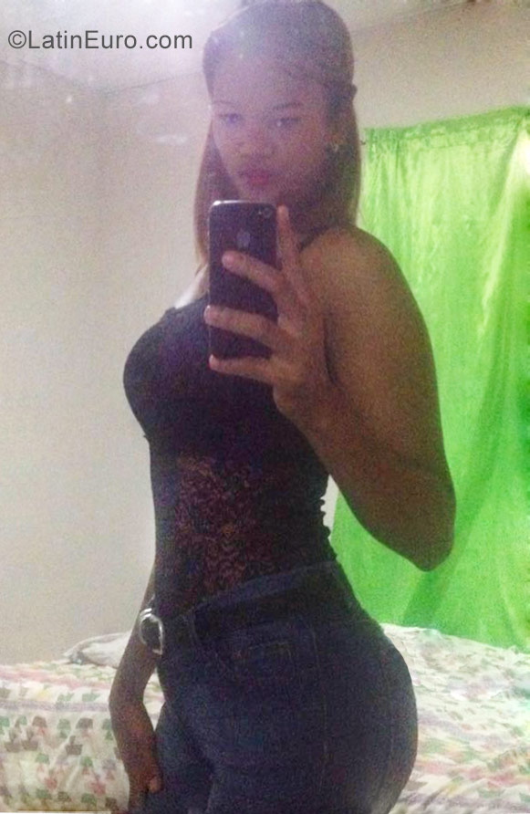 Date this sultry Dominican Republic girl Gissel from Santo Domingo DO33764