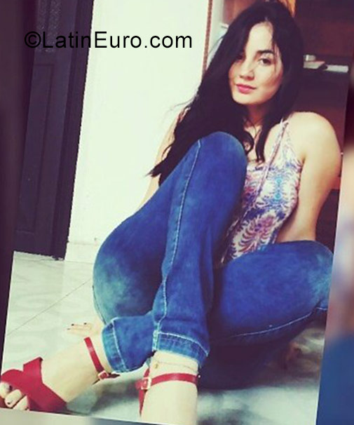 Date this tall Colombia girl Fernanda from Cali CO23257