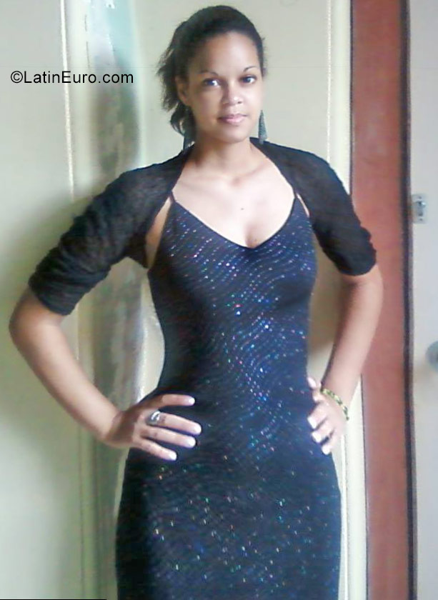Date this attractive Cuba girl Lidia from Havana CU252