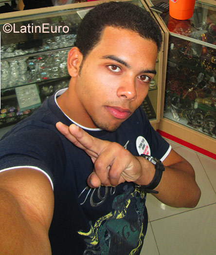 Date this tall Dominican Republic man Sandi from Santo Domingo DO31772
