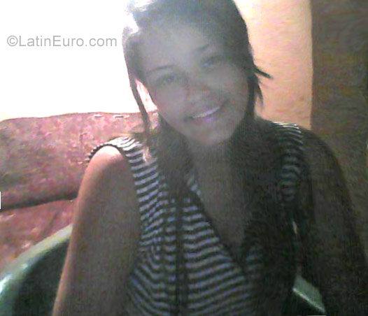 Date this athletic Venezuela girl Paola from Caracas VE1405