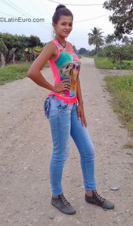 Date this gorgeous Venezuela girl Yamileth from Perija VE1415