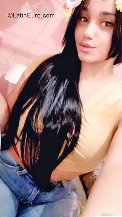 Date this foxy Dominican Republic girl Madelin from Santo Domingo DO31860