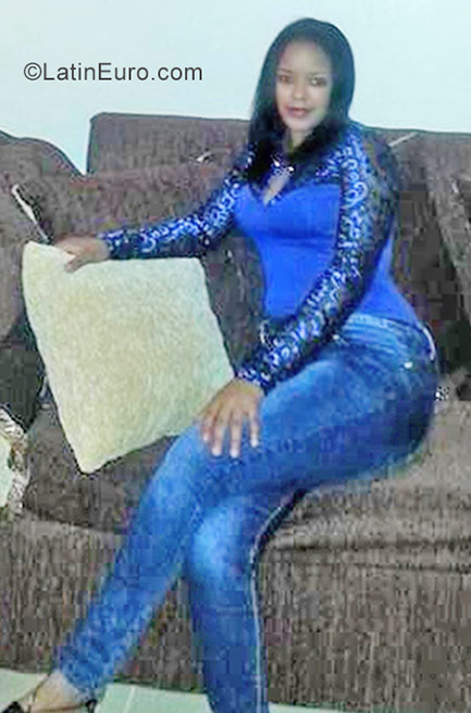 Date this happy Dominican Republic girl Flor from Santo Domingo DO31989