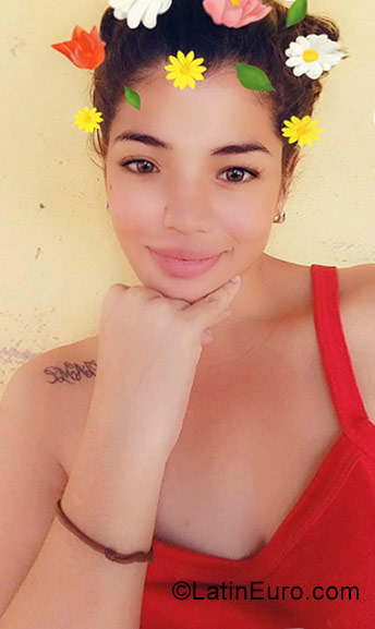 Date this hard body Venezuela girl Nazareth from El Tigre VE1498