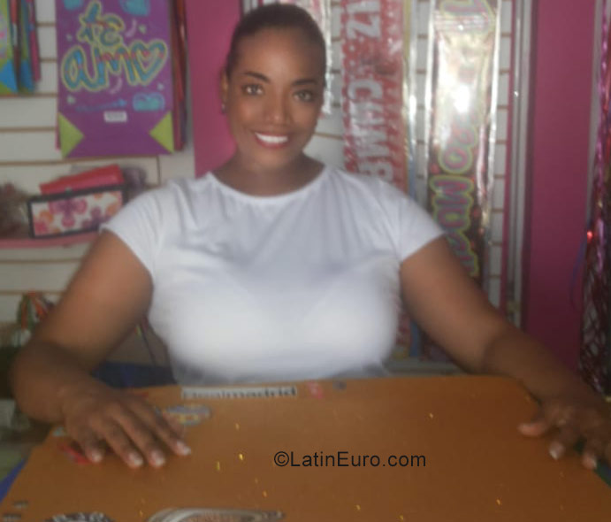 Date this young Colombia girl Chocolate from Cali CO23756