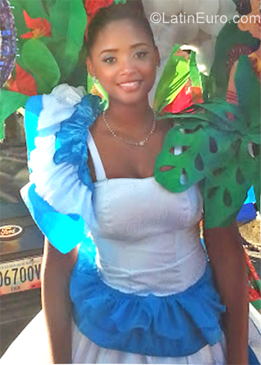 Date this happy Venezuela girl Michelle from caracas VE1590