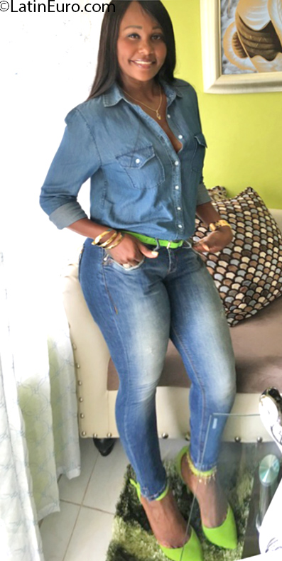 Date this hard body Dominican Republic girl Raysa from Santiago DO32306