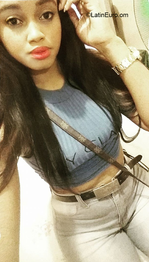 Date this pretty Dominican Republic girl Nalle from Santo Domingo DO37942
