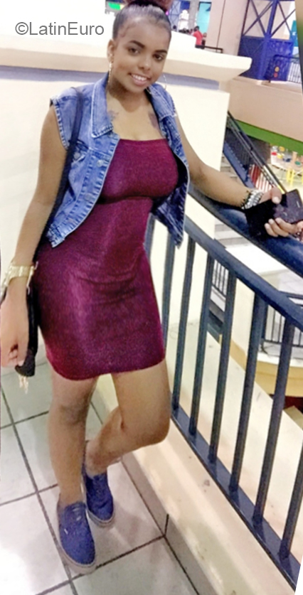 Date this lovely Dominican Republic girl Ariana from Santo Domingo DO32686