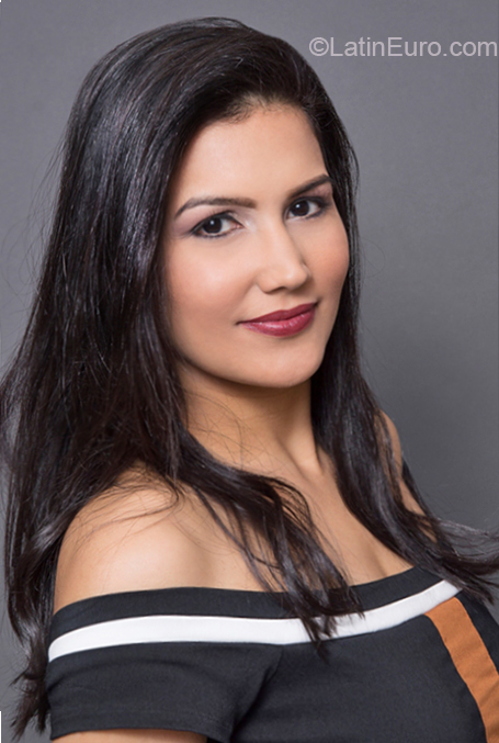 Date this voluptuous Brazil girl Thais from Rio De Janeiro BR10590