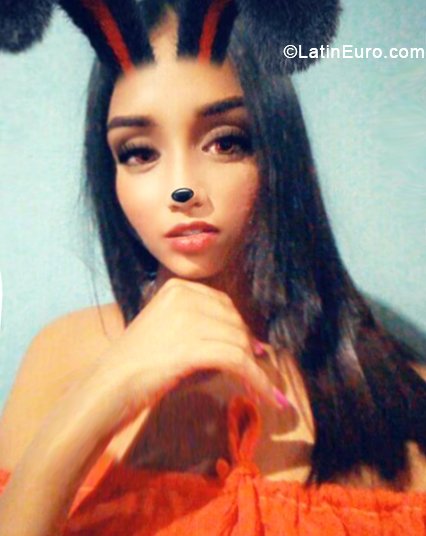 Date this sensual Venezuela girl Nahomi from Cumana VE1774