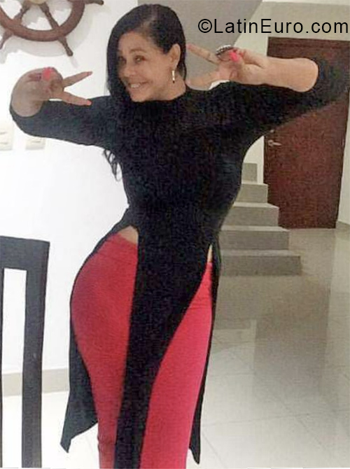 Date this athletic Dominican Republic girl Miriam from Santo Domingo DO32887