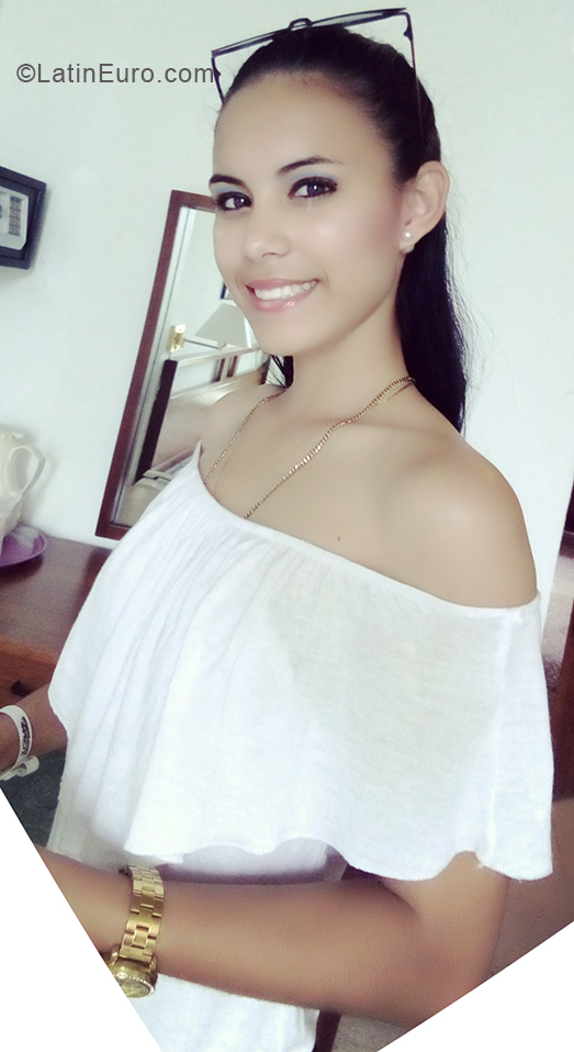 Date this gorgeous Cuba girl Arachely from Holguin CU362