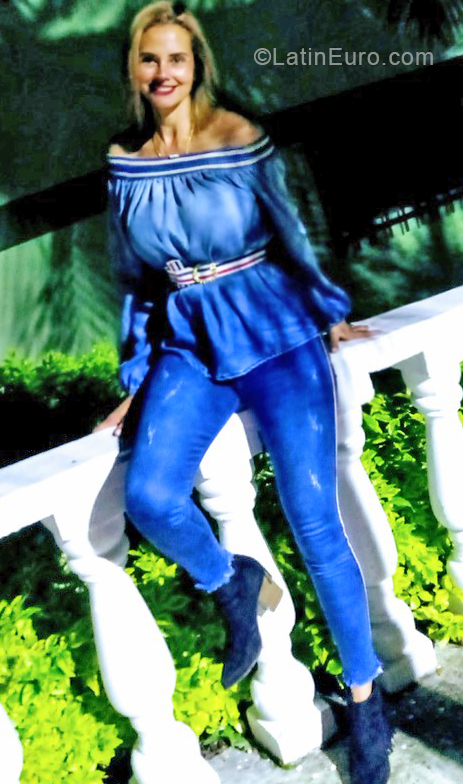 Date this voluptuous Colombia girl Luna from Bogota CO24198