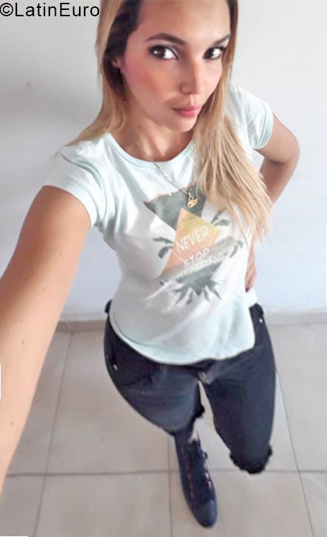 Date this happy Colombia girl Laura from Barranquilla CO24298