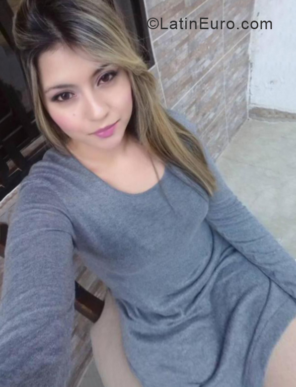 Date this attractive Colombia girl Diana from Medellin CO24395