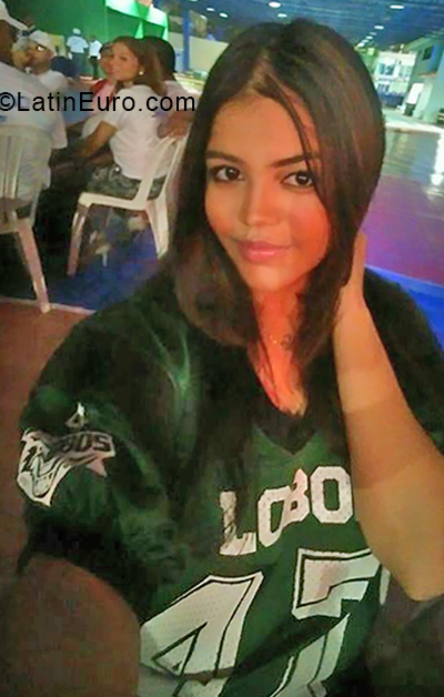 Date this sultry Dominican Republic girl Noemi from Santo Domingo DO33243