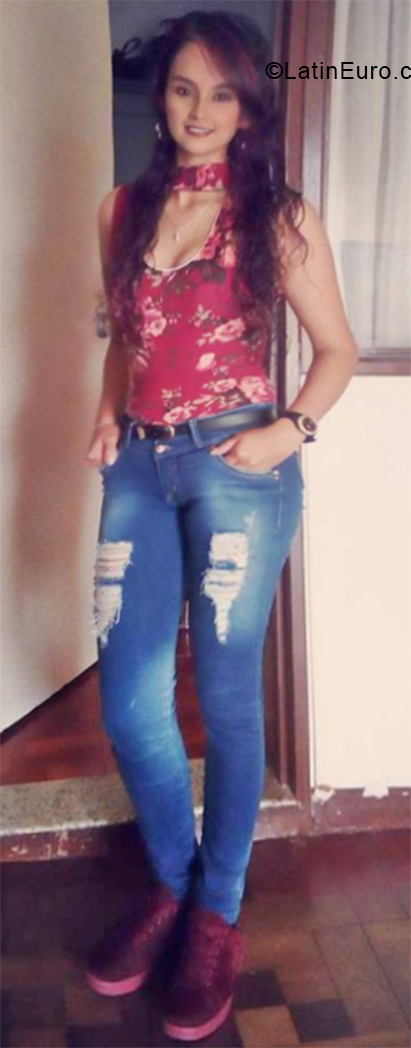 Date this nice looking Colombia girl Sara from Armenia CO24477