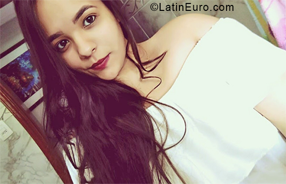 Date this tall Brazil girl Laura from Varginha BR10690