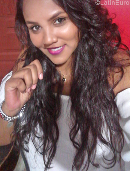 Date this happy Colombia girl Laura from Cartagena CO24521