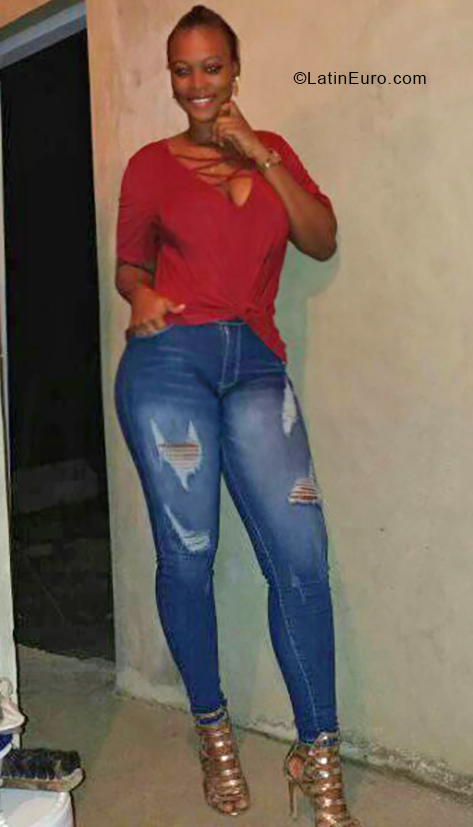 Date this hard body Dominican Republic girl Michaela from Santiago DO33446