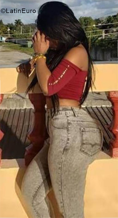 Date this tall Cuba girl Taimara from Havana CU428