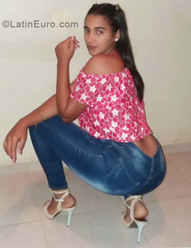 Date this happy Dominican Republic girl Ricermi from Santo Domingo DO33561