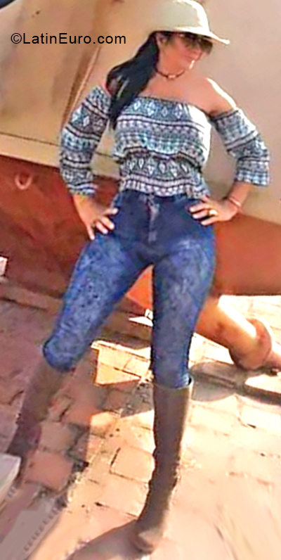 Date this lovely Venezuela girl ADEMELIS from Caracas VE2044