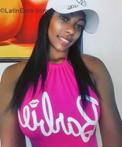 Date this pretty Colombia girl Carolina from Cali CO24738