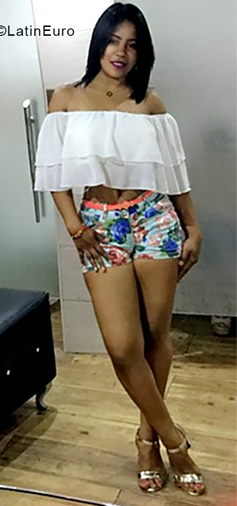 Date this nice looking Dominican Republic girl Rosa from Santo Domingo DO40293