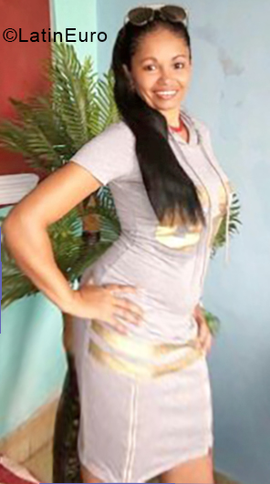Date this sensual Cuba girl Doris from Havana CU467